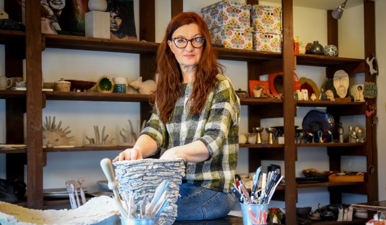 Prowadząca warsztaty ceramiczne