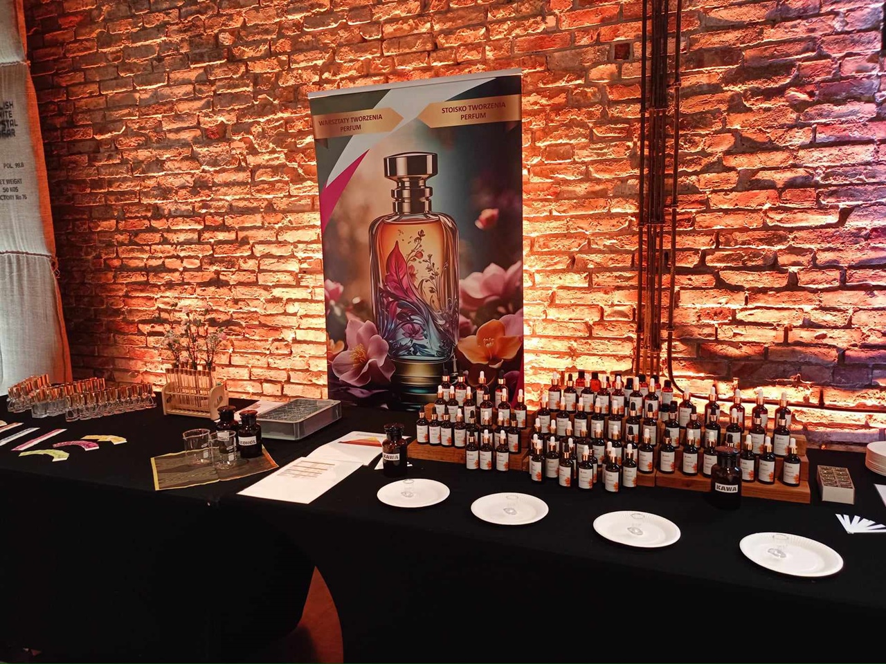 Stoisko z perfumami stworzonymi na warsztatach zorganizowanych przez MaFaro Events