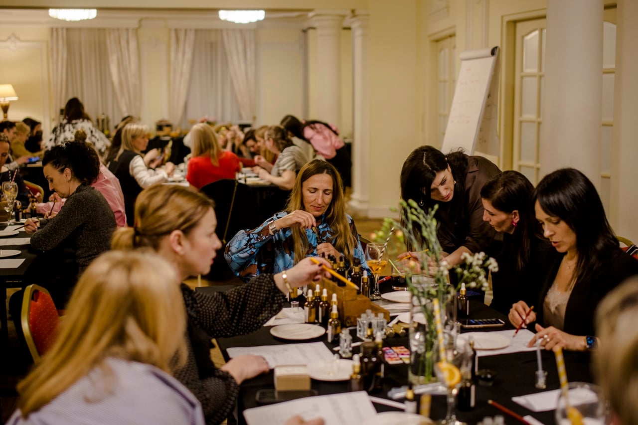 Uczestnicy warsztatów artystycznych dla firmy Porshe z tworzenia własnych perfum