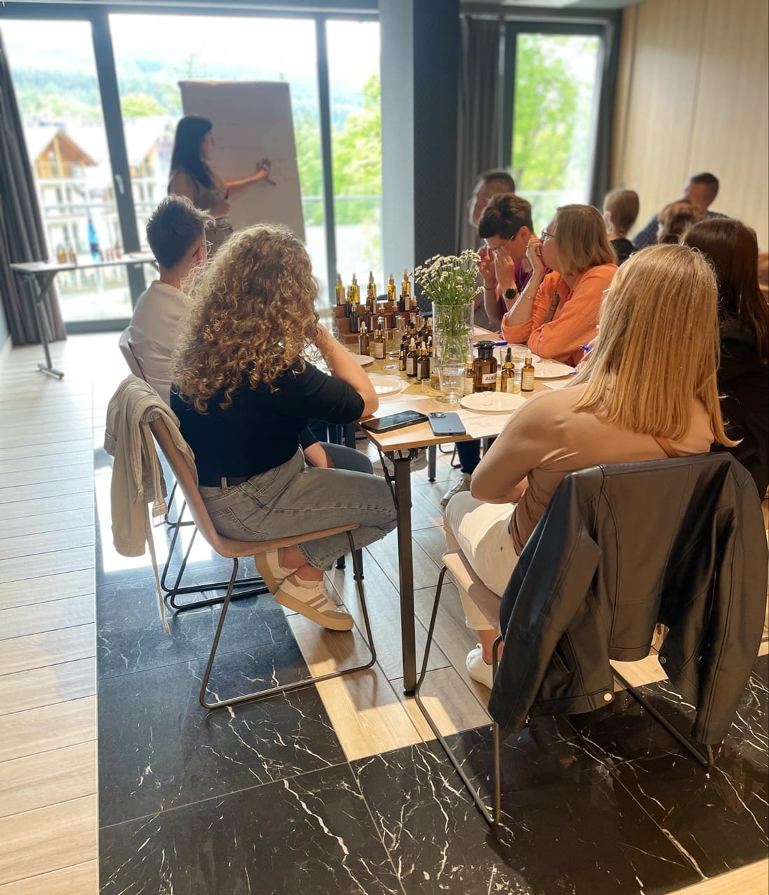 Uczestnicy warsztatów artystycznych z tworzenia własnych perfum oraz stroików świątecznych